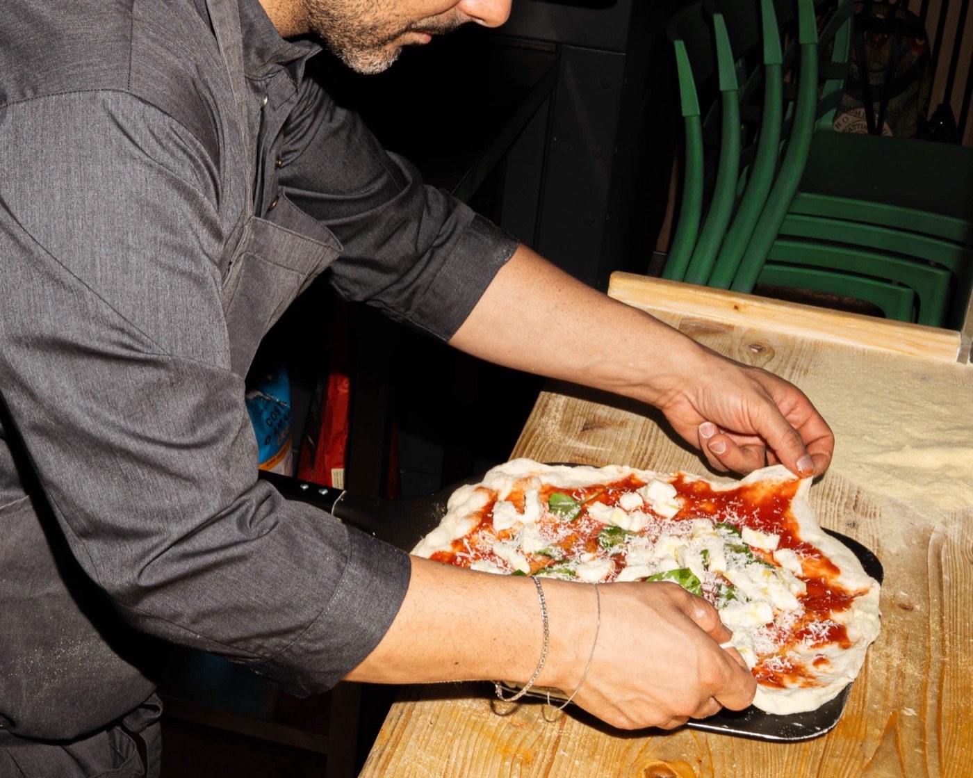 Biagio Marino al lavoro sulla pizza