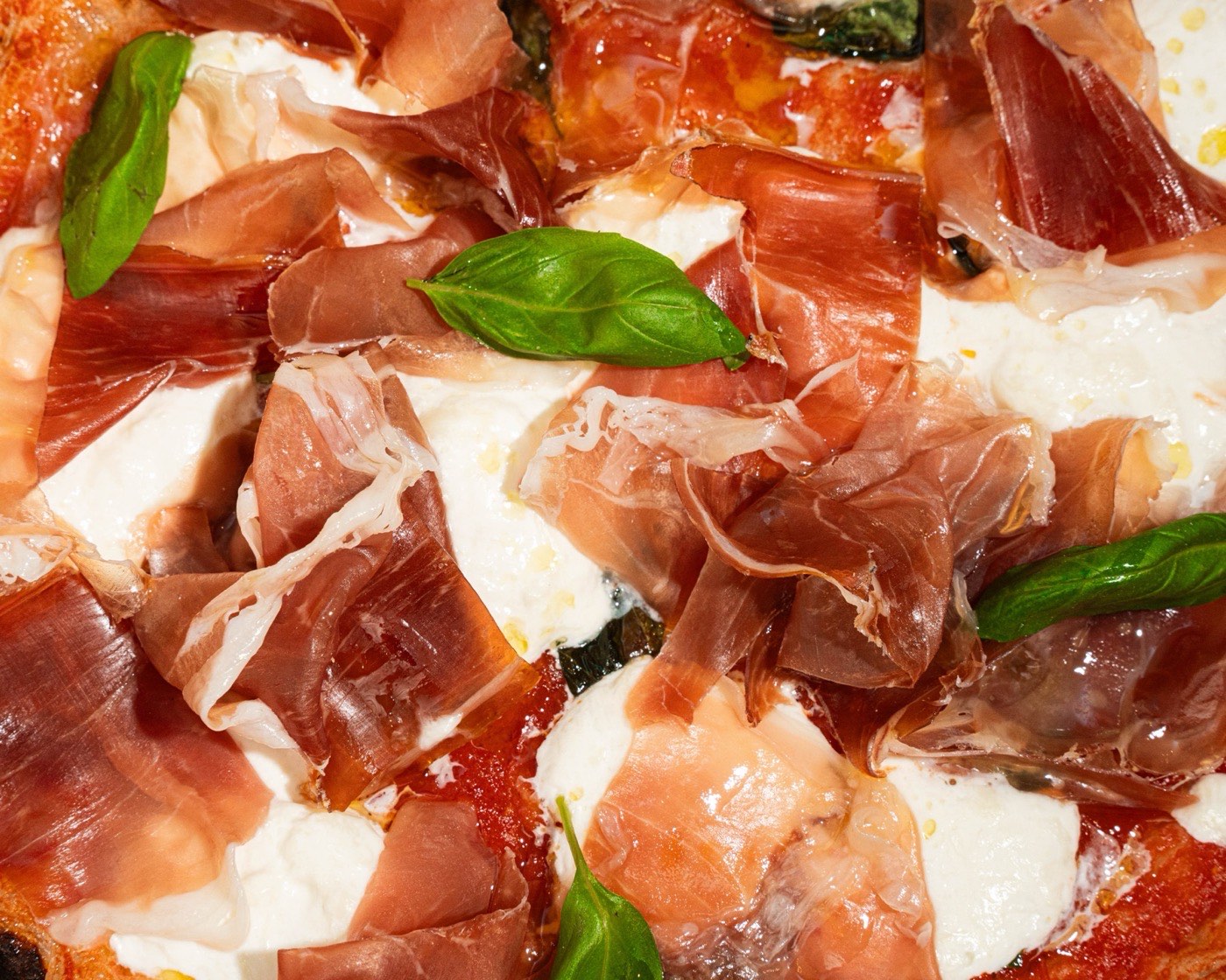 Pizza al prosciutto e basilico